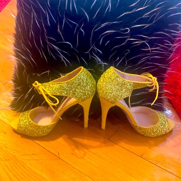 Shoesdazzle | yellow sandals/heel | size 7.5 - Picture 3 of 6